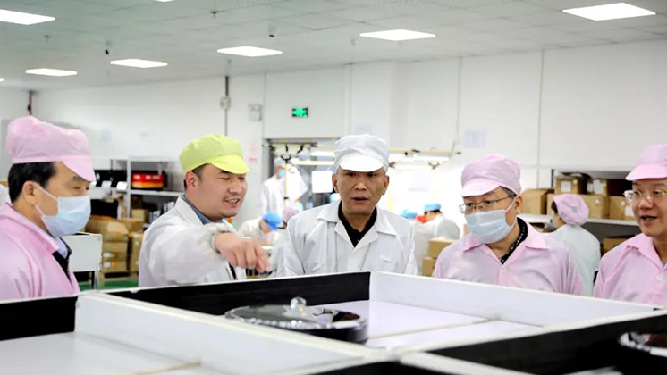 省人大常委會委員、省人大財政經(jīng)濟委員會主任委員張亦賢一行調(diào)研炬神電子